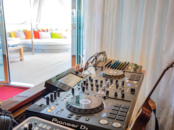 HATT MILL Vicem 46 Vulcan - dj station HATT MILL Vicem 46 Vulcan - dj station