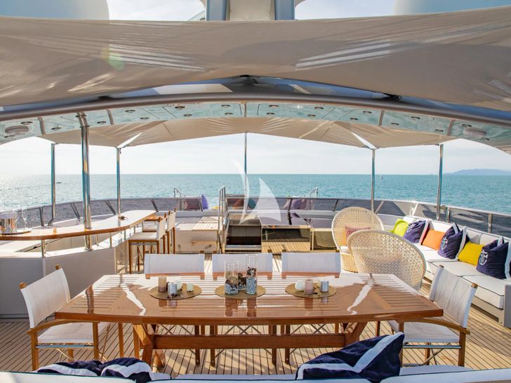 HATT MILL Vicem 46 Vulcan - sundeck dining area HATT MILL Vicem 46 Vulcan - sundeck dining area