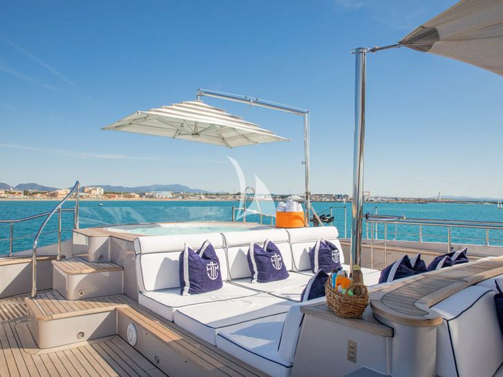 HATT MILL Vicem 46 Vulcan - sundeck sun bed and jacuzzi HATT MILL Vicem 46 Vulcan - sundeck sun bed and jacuzzi