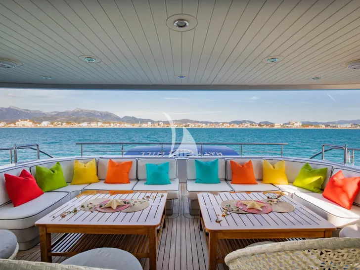 HATT MILL Vicem 46 Vulcan - main aft deck seating and dining area HATT MILL Vicem 46 Vulcan - main aft deck seating and dining area