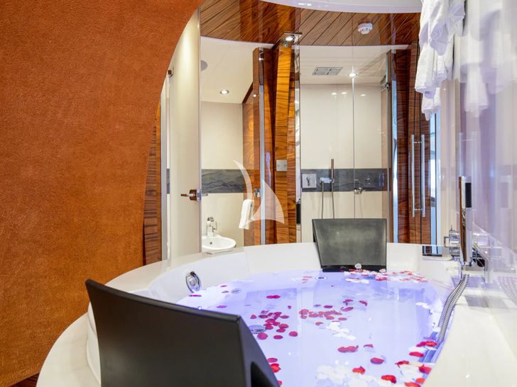 HATT MILL Vicem 46 Vulcan - master cabin bathroom with tub HATT MILL Vicem 46 Vulcan - master cabin bathroom with tub