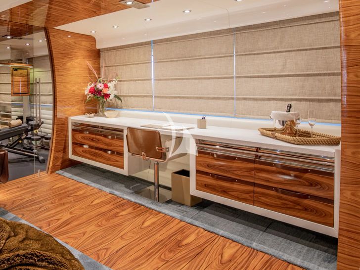 HATT MILL Vicem 46 Vulcan - master cabin vanity HATT MILL Vicem 46 Vulcan - master cabin vanity