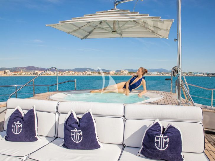 HATT MILL Vicem 46 Vulcan - sundeck shaded jacuzzi HATT MILL Vicem 46 Vulcan - sundeck shaded jacuzzi