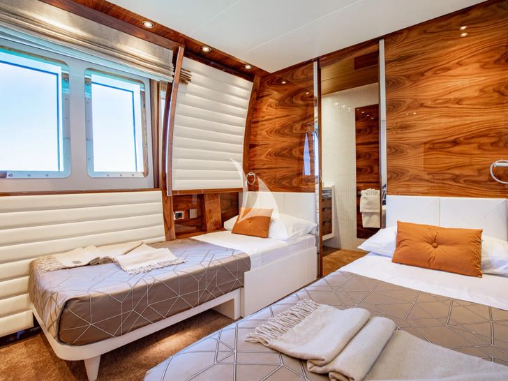 HATT MILL Vicem 46 Vulcan - twin cabin 1 HATT MILL Vicem 46 Vulcan - twin cabin 1