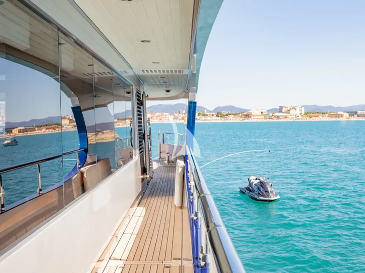 HATT MILL Vicem 46 Vulcan - side walkway and jet ski HATT MILL Vicem 46 Vulcan - side walkway and jet ski