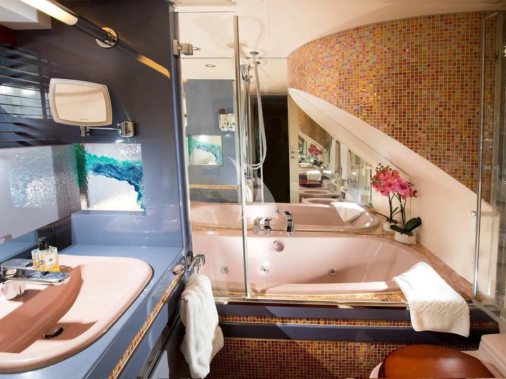 HEARTBEAT OF LIFE Heesen 28m - VIP cabin bathroom HEARTBEAT OF LIFE Heesen 28m - VIP cabin bathroom