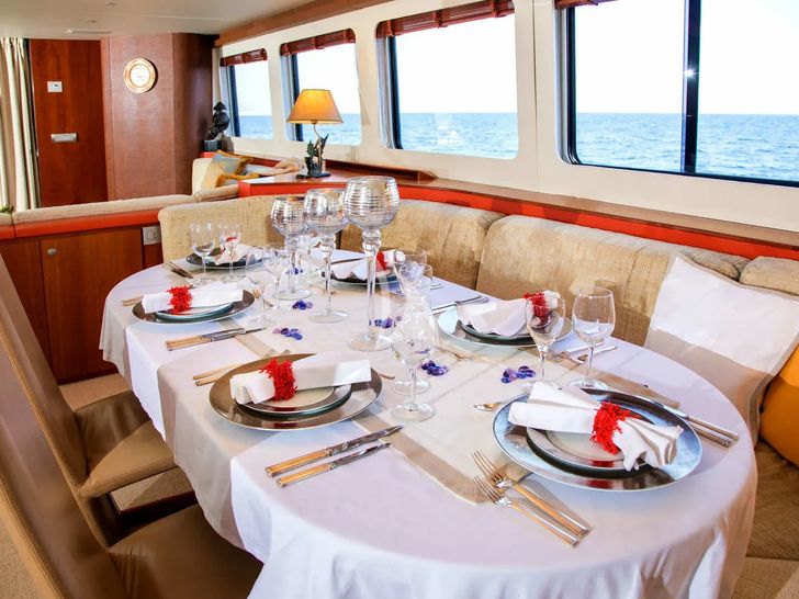 HEARTBEAT OF LIFE Heesen 28m - dining area HEARTBEAT OF LIFE Heesen 28m - dining area