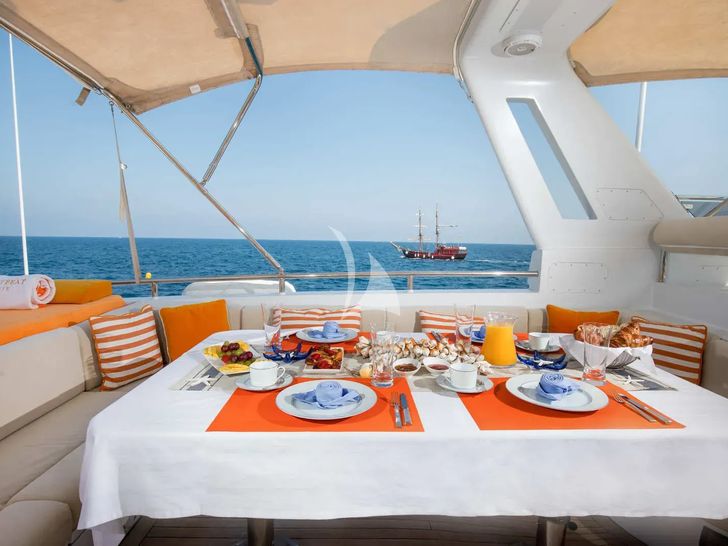 HEARTBEAT OF LIFE Heesen 28m - flybridge dining area HEARTBEAT OF LIFE Heesen 28m - flybridge dining area