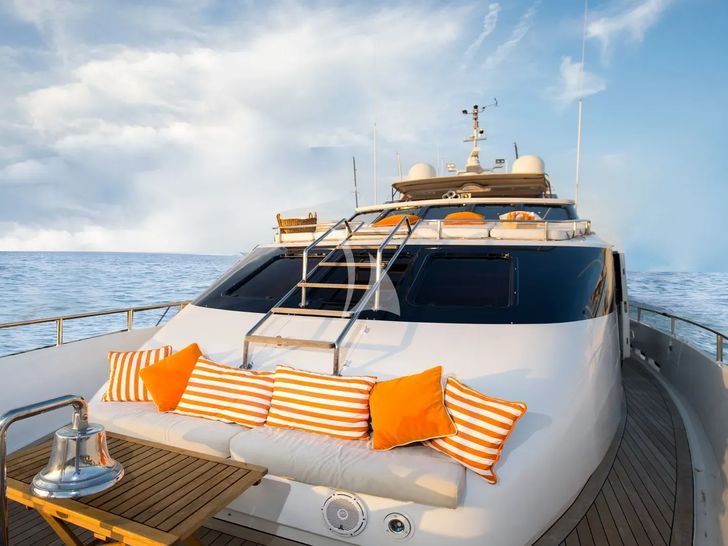 HEARTBEAT OF LIFE Heesen 28m - foredeck HEARTBEAT OF LIFE Heesen 28m - foredeck