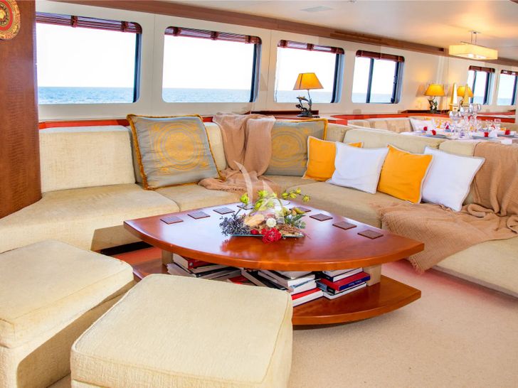 HEARTBEAT OF LIFE Heesen 28m - saloon seating HEARTBEAT OF LIFE Heesen 28m - saloon seating