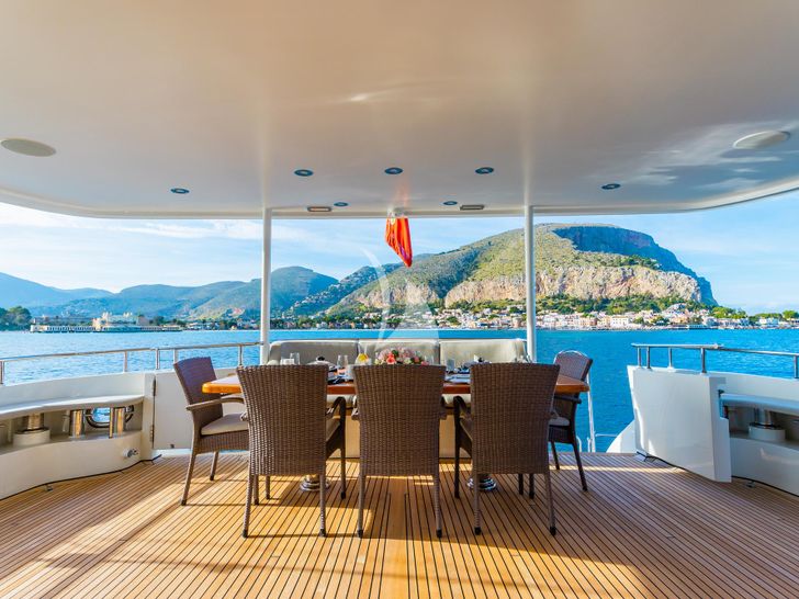 HEERLIJCKHEID Moonen 30m - aft alfresco dining area HEERLIJCKHEID Moonen 30m - aft alfresco dining area