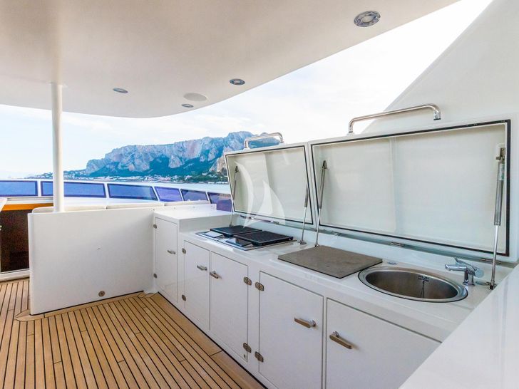 HEERLIJCKHEID Moonen 30m - flybridge kitchenette HEERLIJCKHEID Moonen 30m - flybridge kitchenette