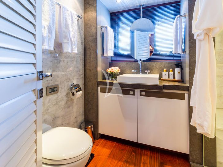 HEERLIJCKHEID Moonen 30m - master cabin toilet and vanity unit HEERLIJCKHEID Moonen 30m - master cabin toilet and vanity unit
