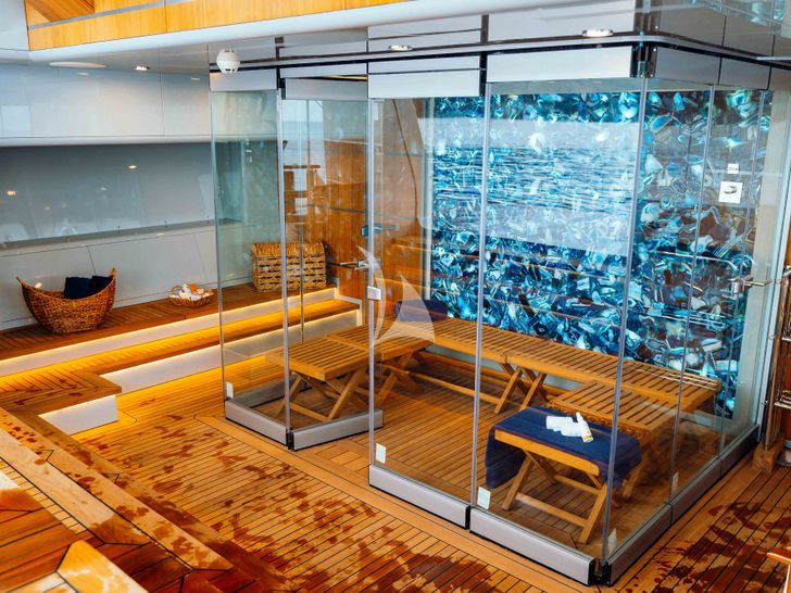 HEEUS Bering Yachts 145 Series Beach Club HEEUS Bering Yachts 145 Series Beach Club