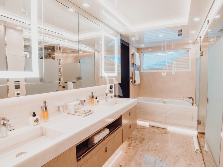 HEEUS Bering Yachts 145 Series Master Bath HEEUS Bering Yachts 145 Series Master Bath