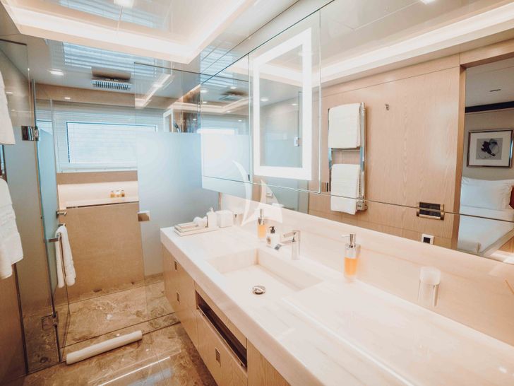 HEEUS Bering Yachts 145 Series Master Ensuite HEEUS Bering Yachts 145 Series Master Ensuite