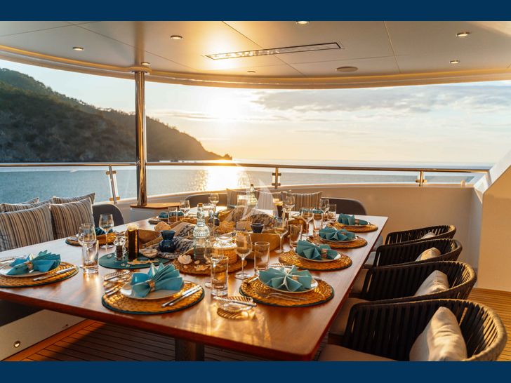 HEEUS Bering Yachts 145 Series Sundeck Dining