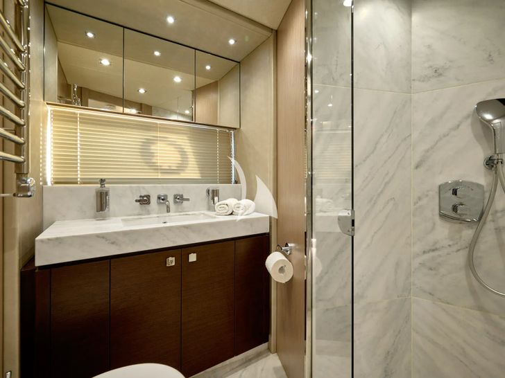 HIDEAWAY Sunseeker 23m - VIP cabin 1 bathroom HIDEAWAY Sunseeker 23m - VIP cabin 1 bathroom