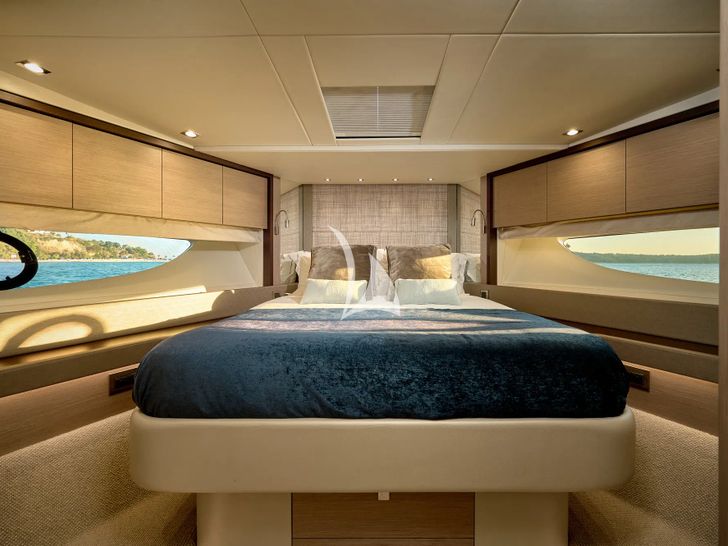 HIDEAWAY Sunseeker 23m - VIP cabin 1 HIDEAWAY Sunseeker 23m - VIP cabin 1