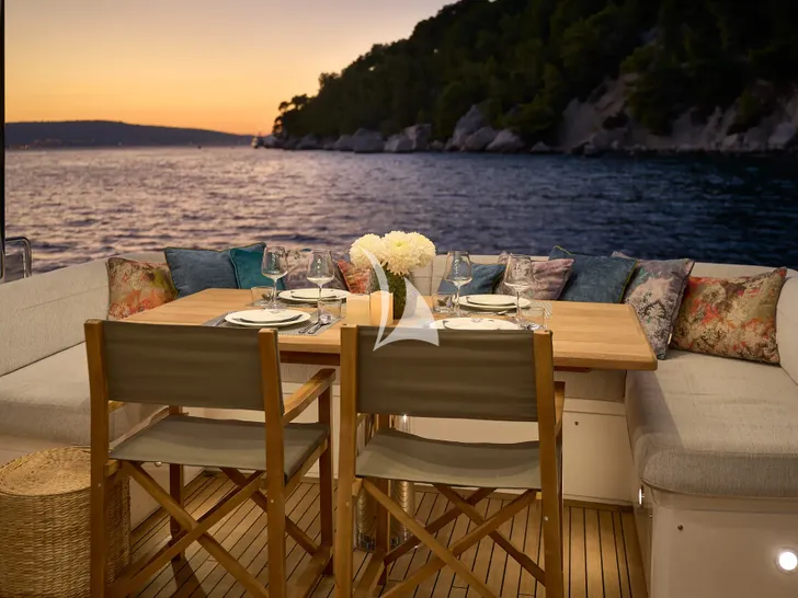 HIDEAWAY Sunseeker 23m - aft alfresco dining area HIDEAWAY Sunseeker 23m - aft alfresco dining area