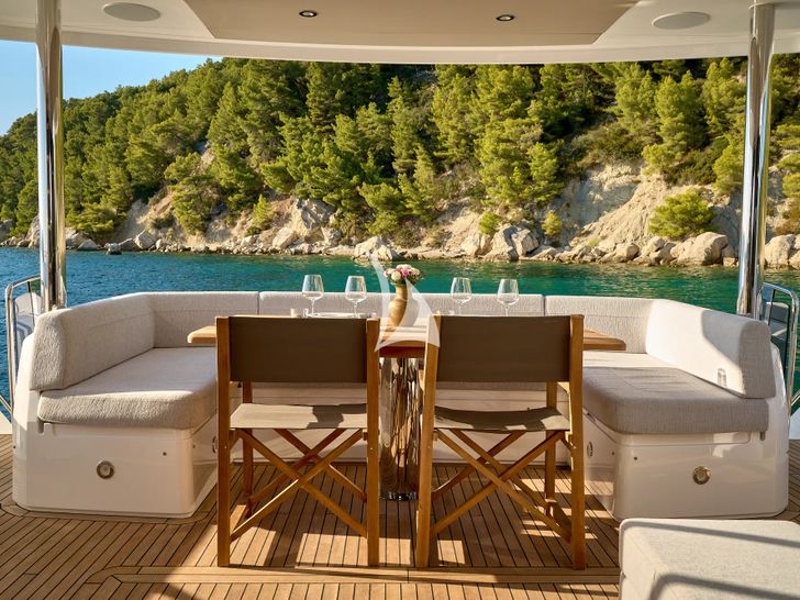 HIDEAWAY Sunseeker 23m - aft deck dining area HIDEAWAY Sunseeker 23m - aft deck dining area