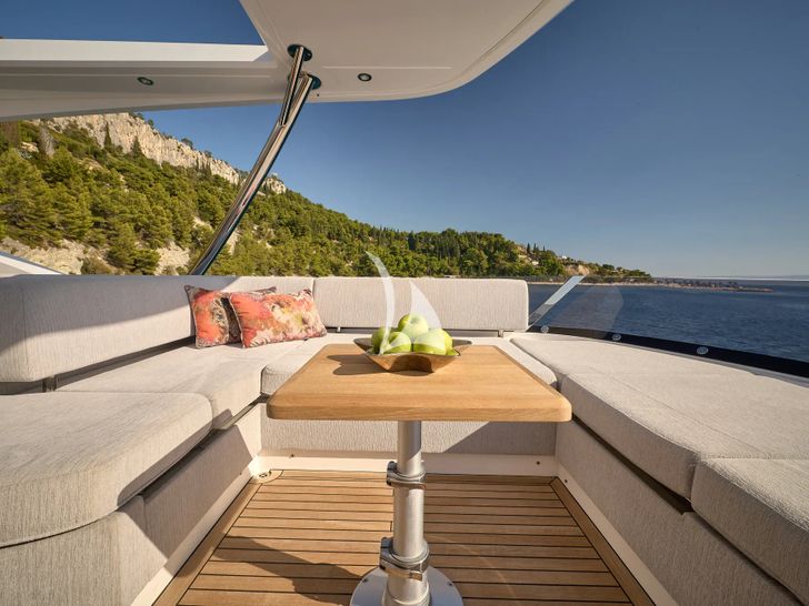 HIDEAWAY Sunseeker 23m - flybridge aft seating HIDEAWAY Sunseeker 23m - flybridge aft seating