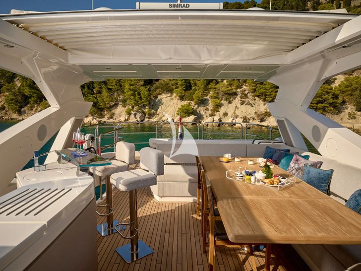 HIDEAWAY Sunseeker 23m - flybridge dining and bar area HIDEAWAY Sunseeker 23m - flybridge dining and bar area