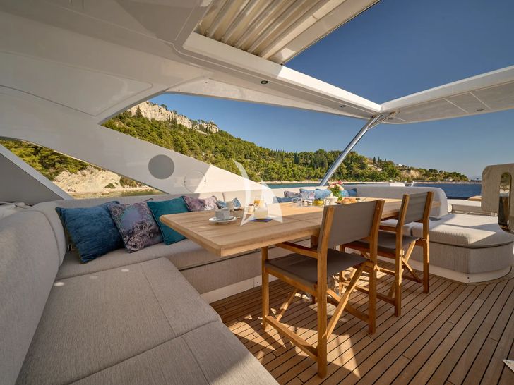 HIDEAWAY Sunseeker 23m - flybridge dining area HIDEAWAY Sunseeker 23m - flybridge dining area
