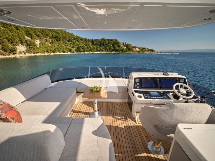 HIDEAWAY Sunseeker 23m - flybridge seating and helm HIDEAWAY Sunseeker 23m - flybridge seating and helm