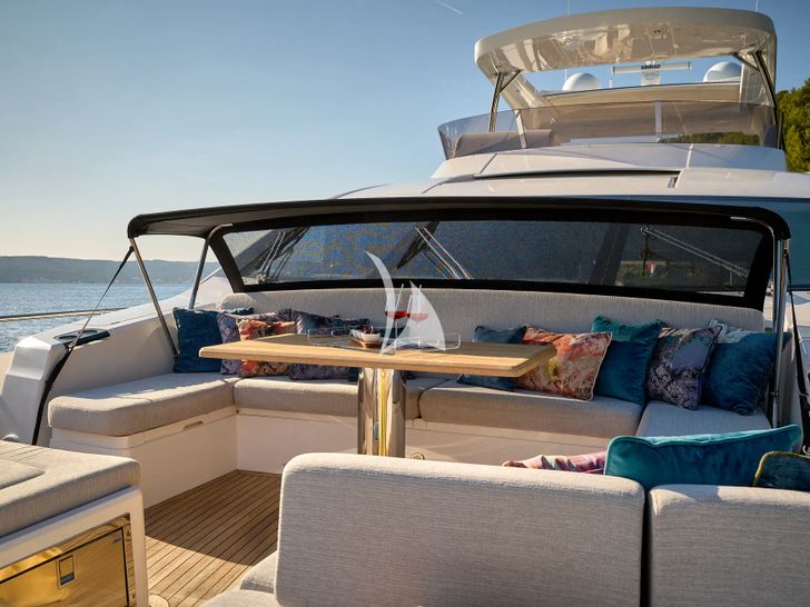 HIDEAWAY Sunseeker 23m - foredeck lounge HIDEAWAY Sunseeker 23m - foredeck lounge