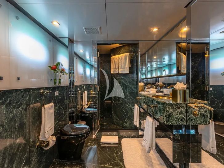 HIGHLANDER Feadship 50m - VIP cabin 1 bathroom HIGHLANDER Feadship 50m - VIP cabin 1 bathroom