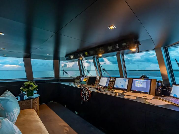 HIGHLANDER Feadship 50m - cockpit HIGHLANDER Feadship 50m - cockpit