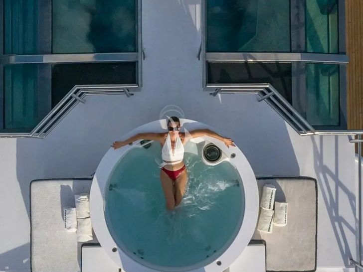 HIGHLANDER Feadship 50m - jacuzzi HIGHLANDER Feadship 50m - jacuzzi