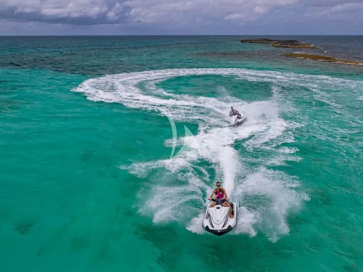 HIGHLANDER Feadship 50m - jet skis HIGHLANDER Feadship 50m - jet skis