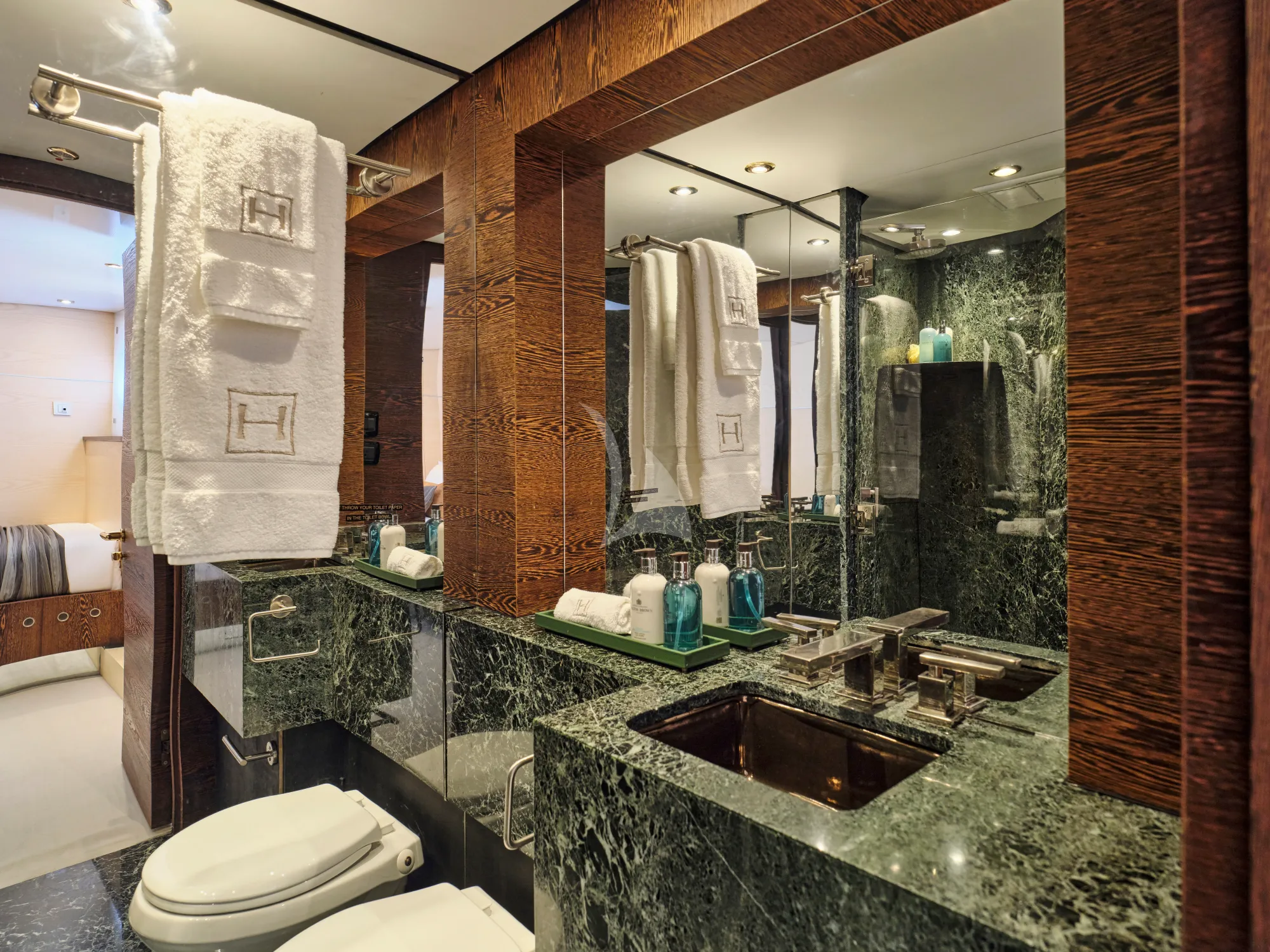 Charter Yacht HIGHLANDER - Feadship 50m - 7 Cabins - Nassau - Exumas - Bahamas