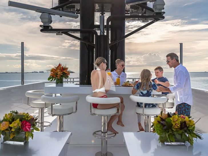 HIGHLANDER Feadship 50m - sun deck bar HIGHLANDER Feadship 50m - sun deck bar