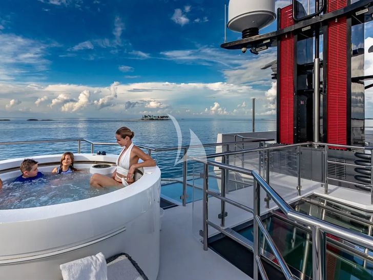 HIGHLANDER Feadship 50m - sun deck jacuzzi HIGHLANDER Feadship 50m - sun deck jacuzzi
