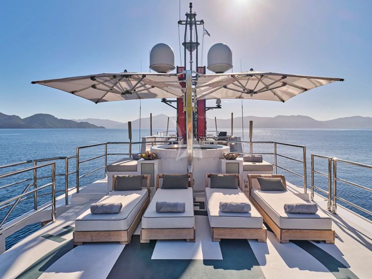HIGHLANDER Feadship 50m - sundeck sunbathing area HIGHLANDER Feadship 50m - sundeck sunbathing area