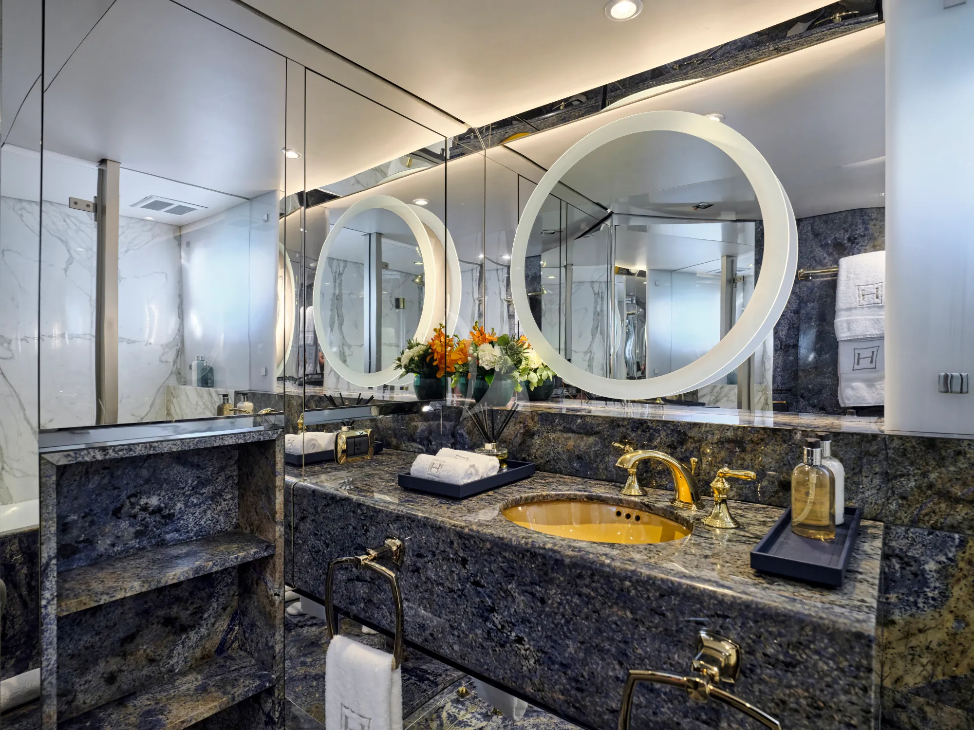 Charter Yacht HIGHLANDER - Feadship 50m - 7 Cabins - Nassau - Exumas - Bahamas