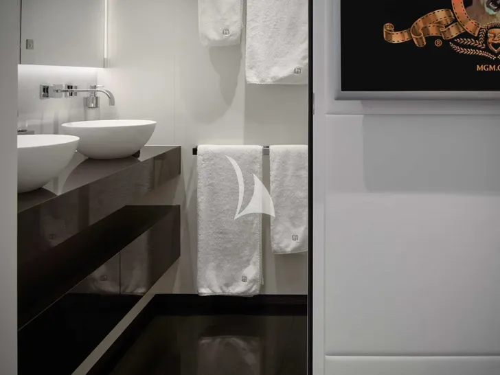 HOME Heesen 50m Aluminium FDHF - cabin bathroom HOME Heesen 50m Aluminium FDHF - cabin bathroom