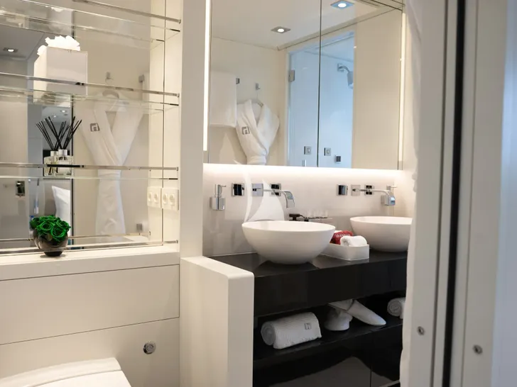 HOME Heesen 50m Aluminium FDHF - master cabin bathroom HOME Heesen 50m Aluminium FDHF - master cabin bathroom
