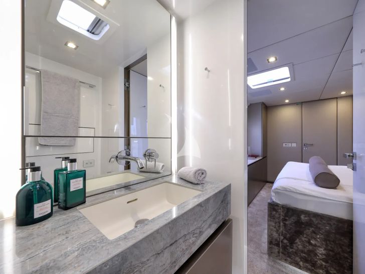 HONEYBIRD Sunreef 80 - VIP cabin 1 bathroom HONEYBIRD Sunreef 80 - VIP cabin 1 bathroom
