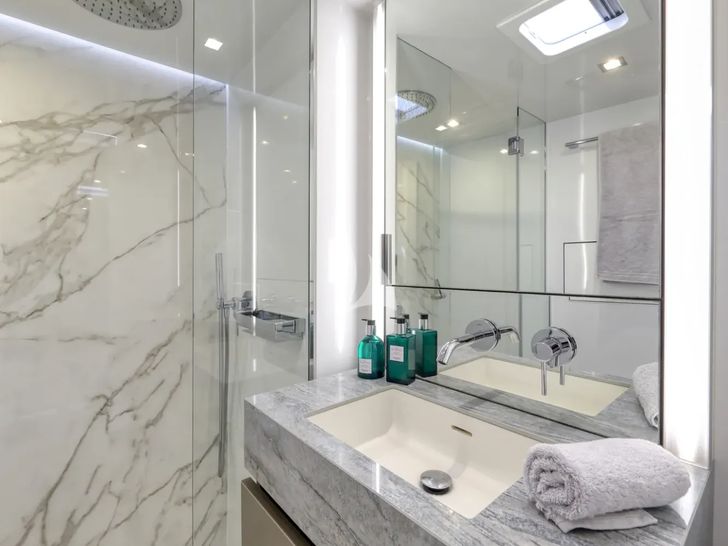 HONEYBIRD Sunreef 80 - VIP cabin 2 bathroom HONEYBIRD Sunreef 80 - VIP cabin 2 bathroom