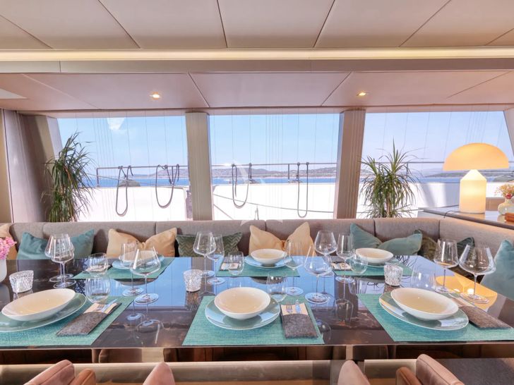 HONEYBIRD Sunreef 80 - formal dining set up HONEYBIRD Sunreef 80 - formal dining set up