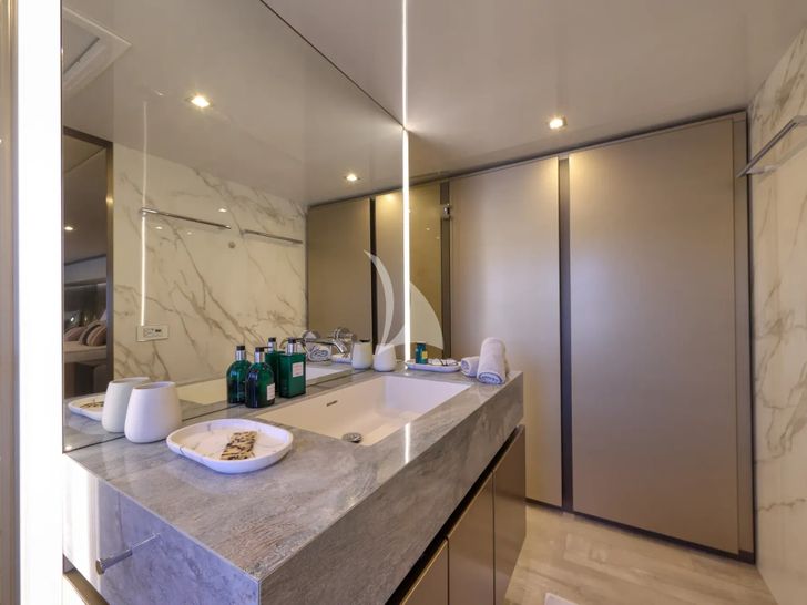 HONEYBIRD Sunreef 80 - master cabin bathroom HONEYBIRD Sunreef 80 - master cabin bathroom