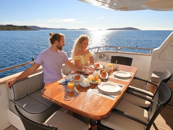 HOPE I Maiora 20S - alfresco breakfast HOPE I Maiora 20S - alfresco breakfast