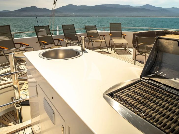 HOUBARA Sunreef 82 DD - flybridge barbecue area HOUBARA Sunreef 82 DD - flybridge barbecue area