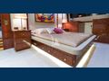HOUBARA Sunreef 82 DD master cabin bed