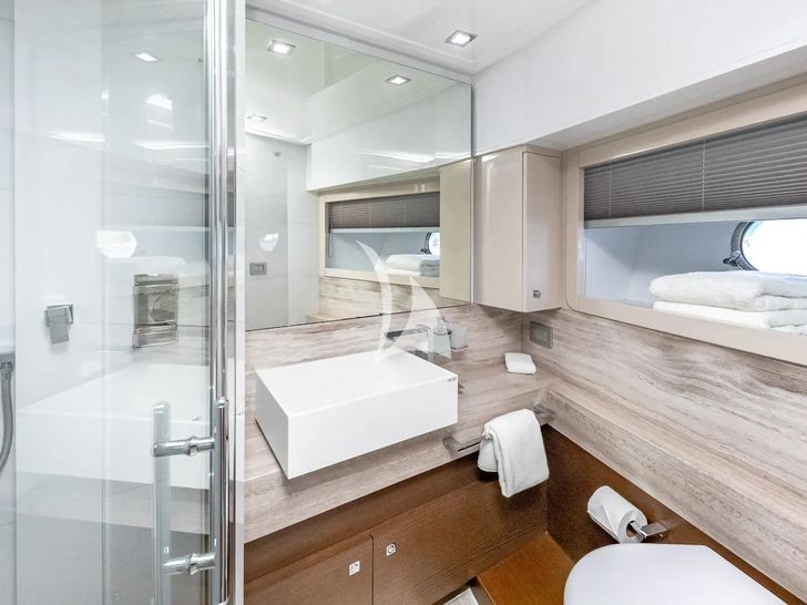 HOYA SAXA Ferretti 850 - VIP cabin 1 bathroom HOYA SAXA Ferretti 850 - VIP cabin 1 bathroom