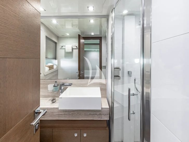 HOYA SAXA Ferretti 850 - VIP cabin 2 bathroom HOYA SAXA Ferretti 850 - VIP cabin 2 bathroom